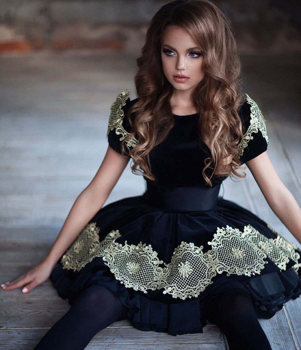 Красивое черное платье для девочки