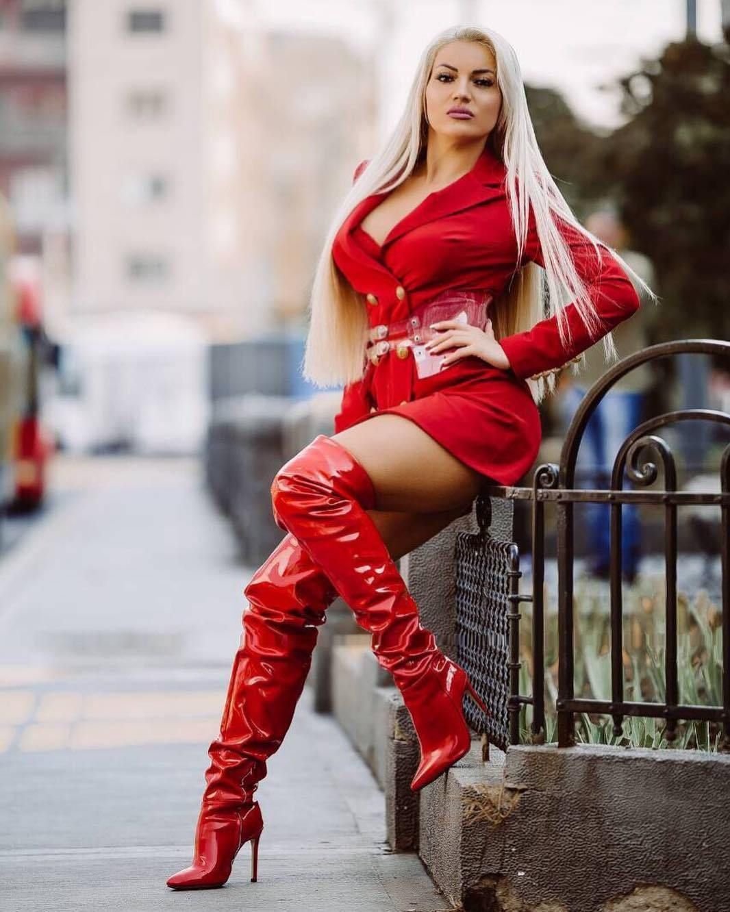 Блондинка в красном белье и на высоких каблуках фото