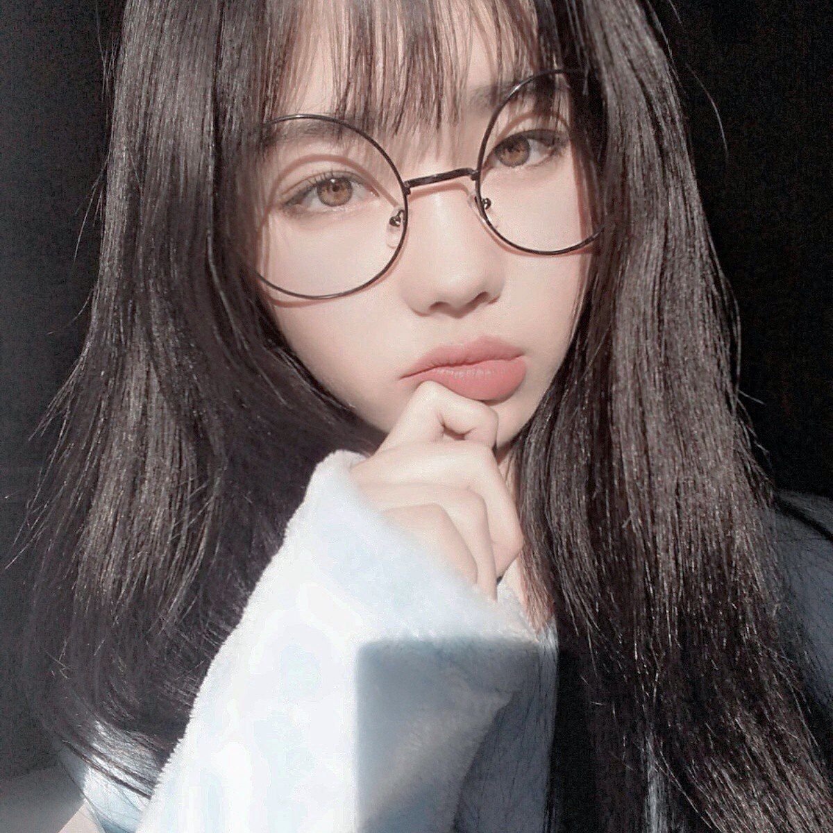 Корейский пикап милой азиатки в очках