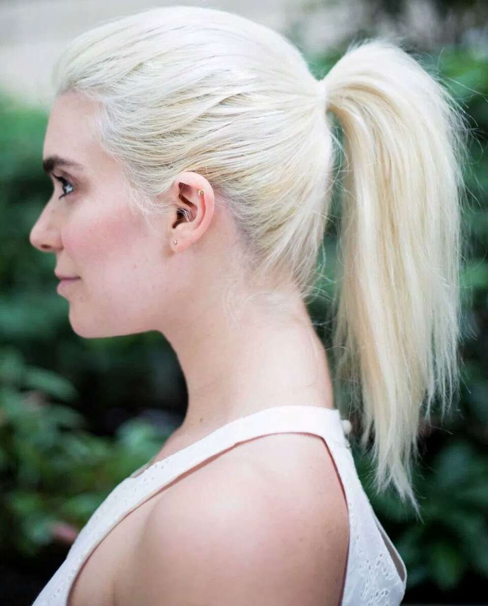 Белые волосы в хвосте