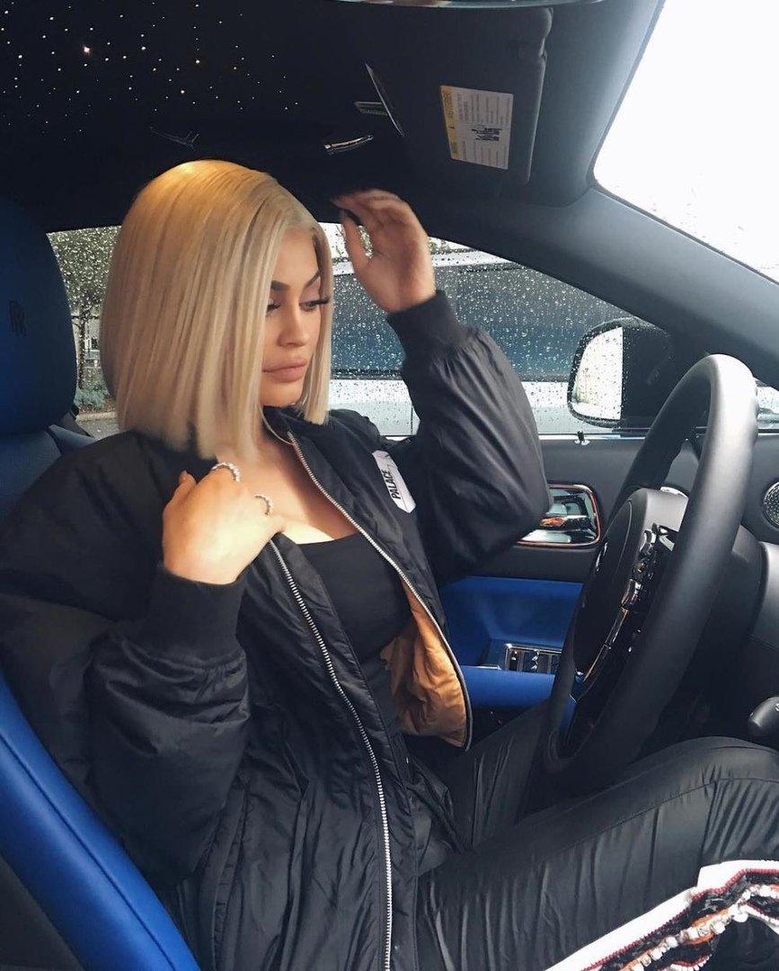 Блондинка в машине