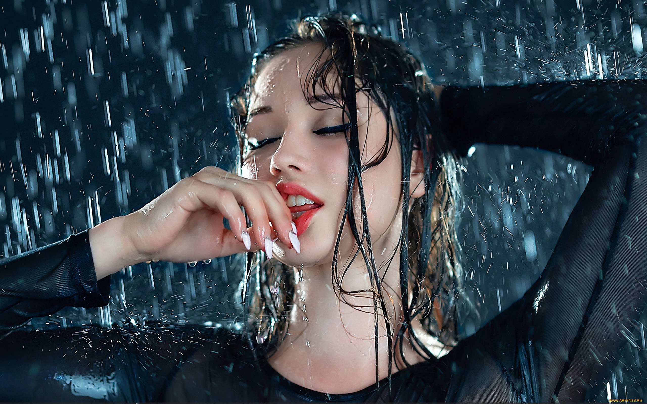 Очень красивая девушка с мокрыми волосами стоит под струями воды