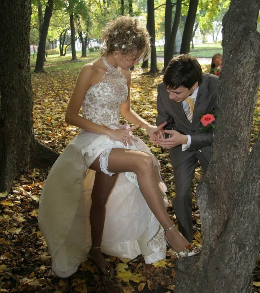 Супруг вывез невесту после свадьбы в поле и трахнул