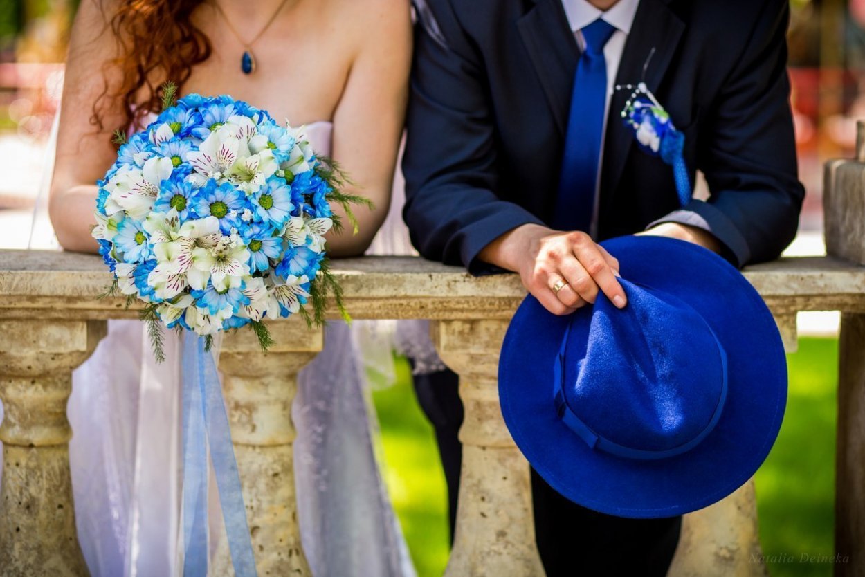 Жених и невеста с голубым букетом