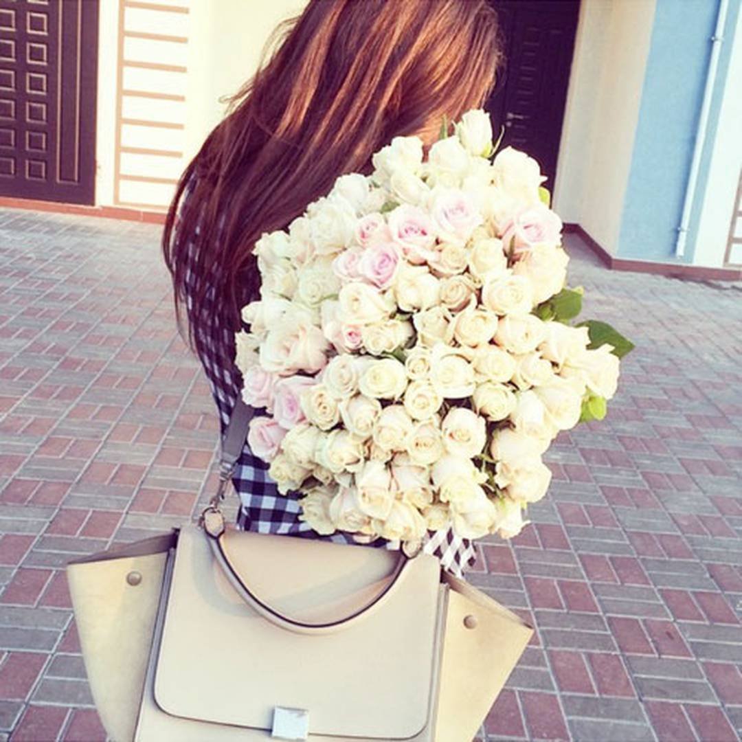 Девушка с букетом цветов без лица