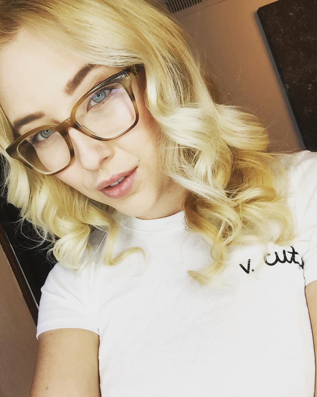 Samantha Rone в платье