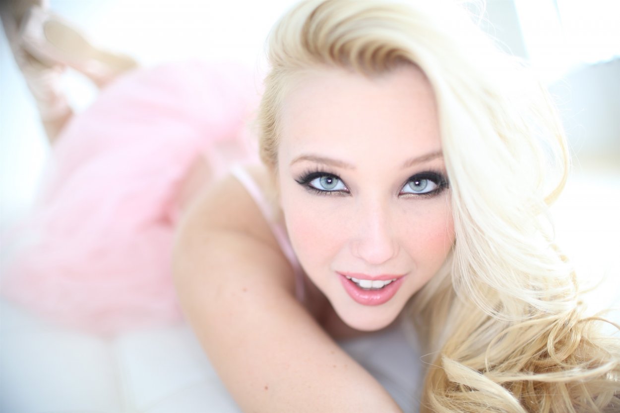 Samantha Rone в платье