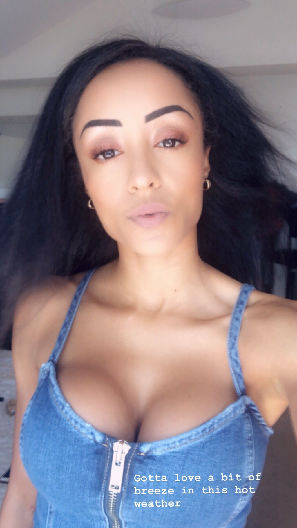 Alyssa Divine грудь