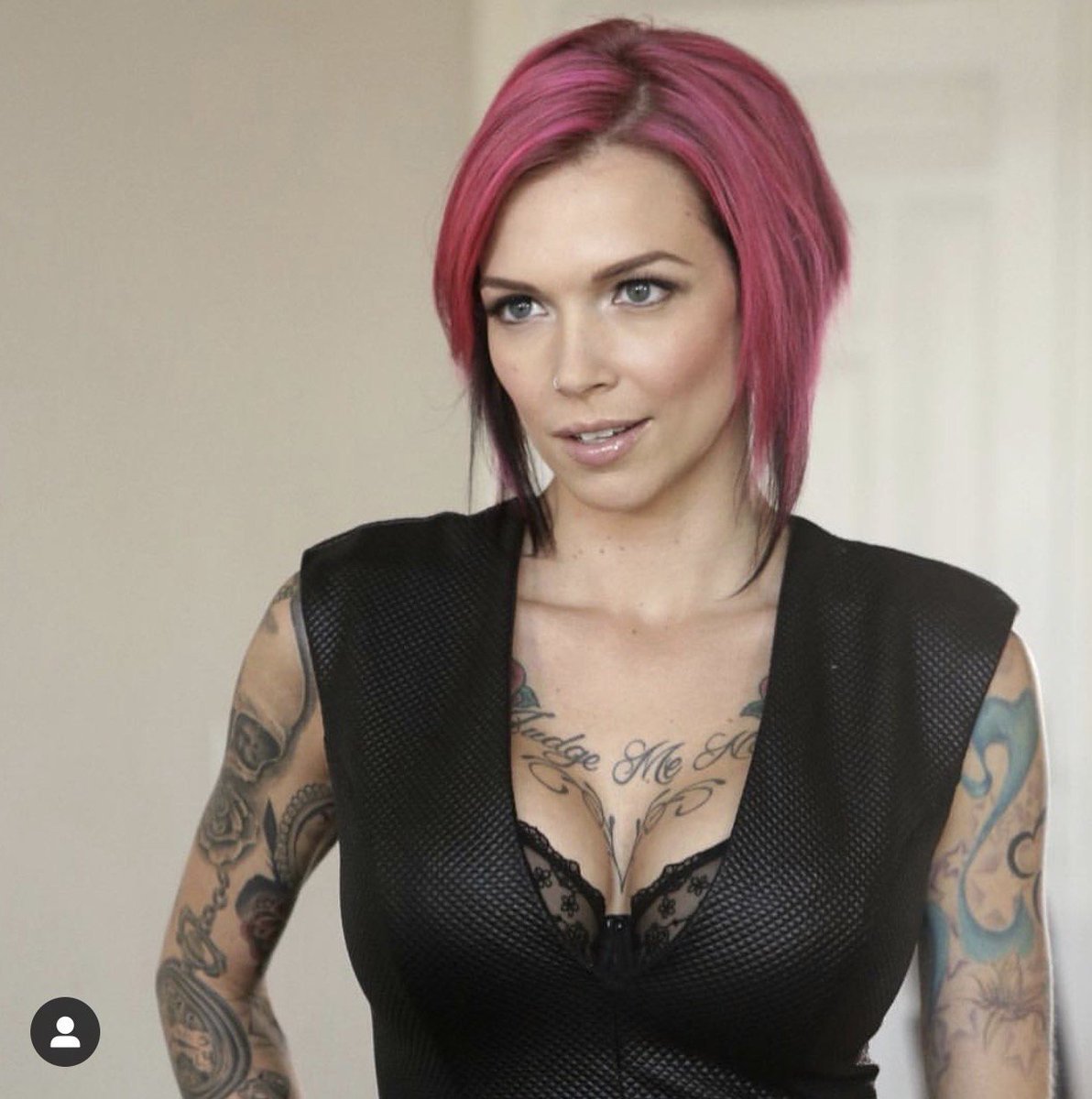 Anna bell перевод. Anna Bell. Анна Белл пеакс. Анна Бэлль пикс. Anna Bell Peaks в платье.