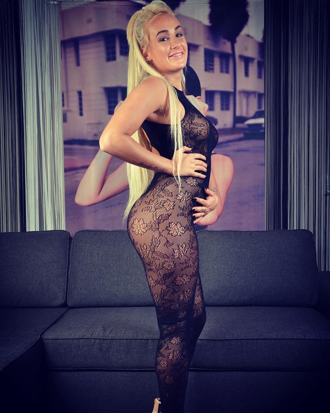 Nikki Magnusson голая блондинка