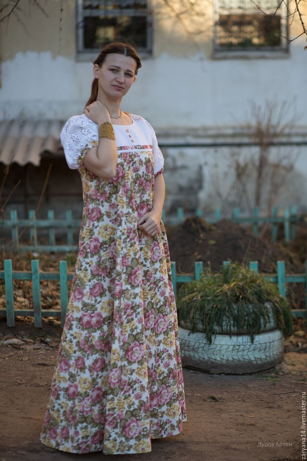 Девушка в ситцевом платье