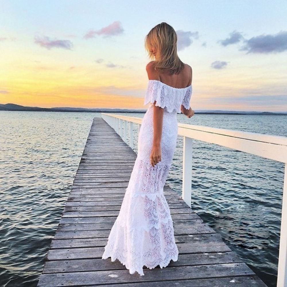 В белом платье на море