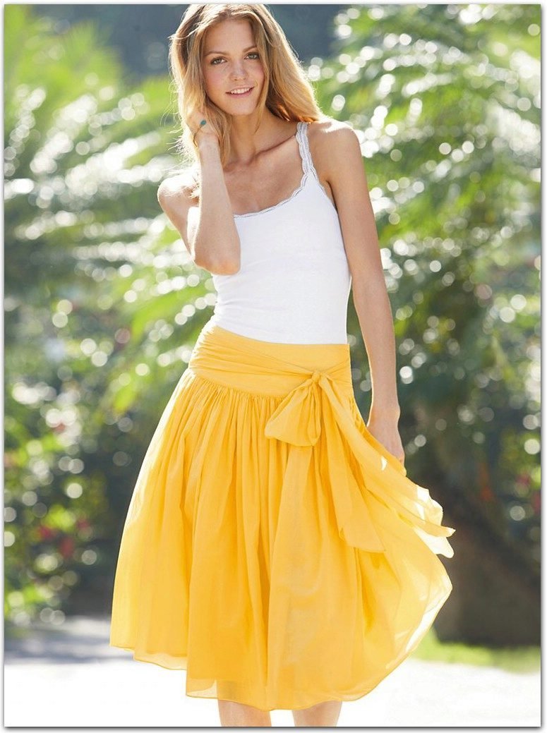 Какие юбки в моде летом. Летние юбки. Желтая юбка. Красивые девушки в юбках. Юбка летняя женская.