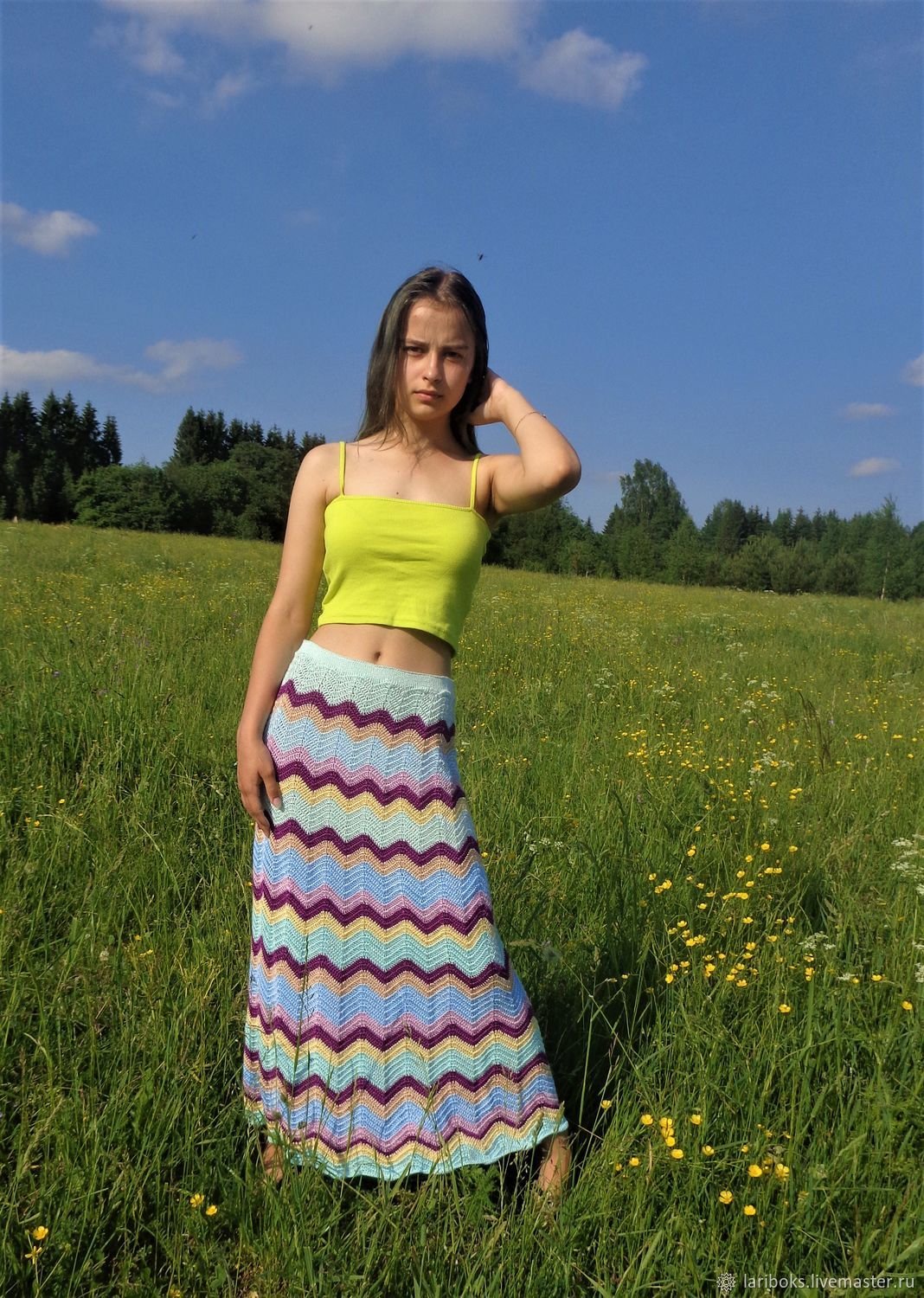 Девушка в длинной юбке
