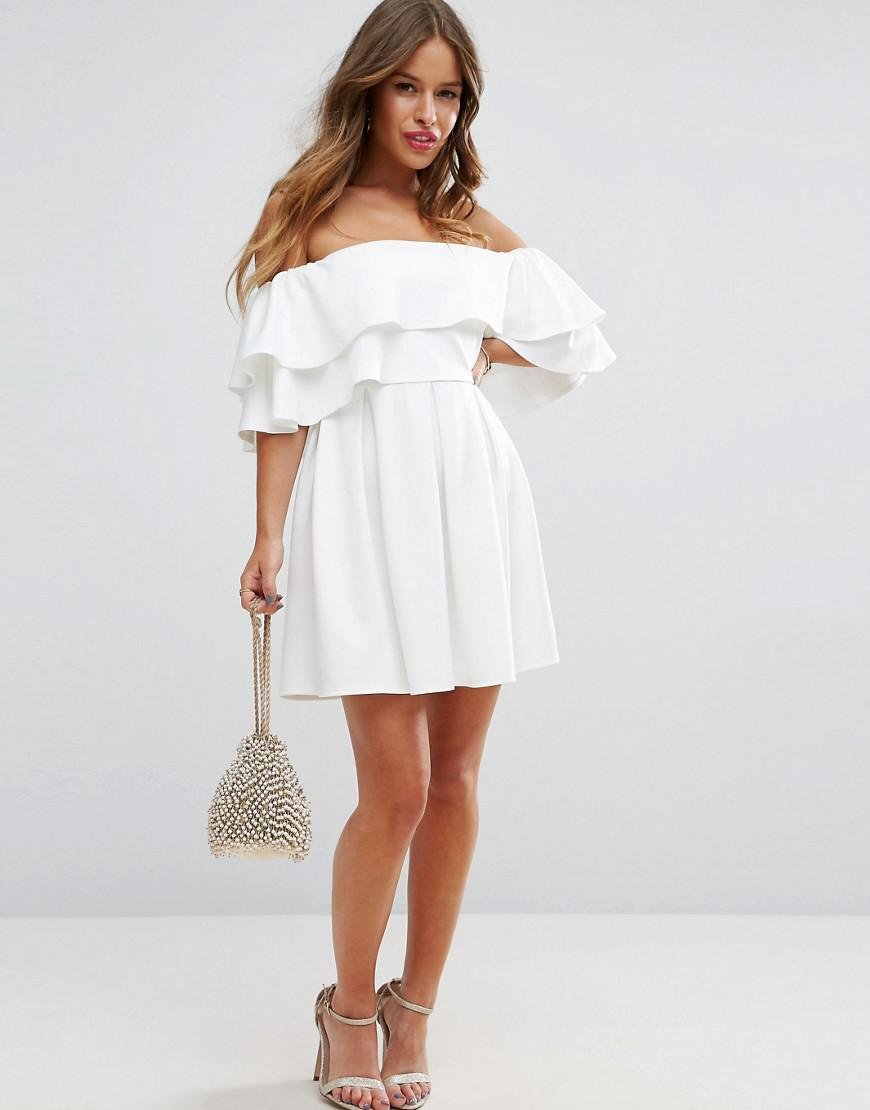 Короткое белое платье с открытыми плечами
