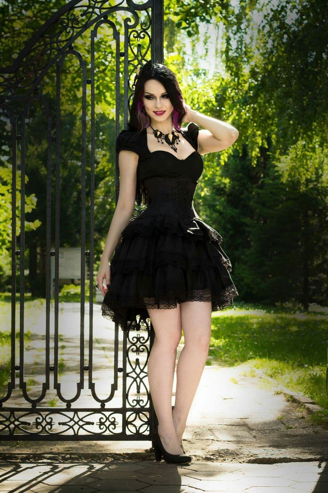 Девочка готов. Готесса Диана Амбалова. Milena Grbovic Gothic. Milena Grbovic goth model. Готесса Эсмеральда.