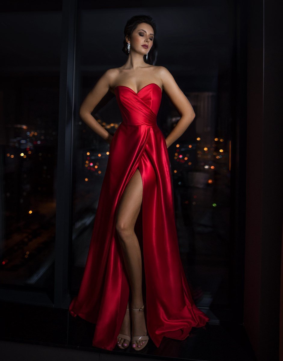 Красное атласное платье