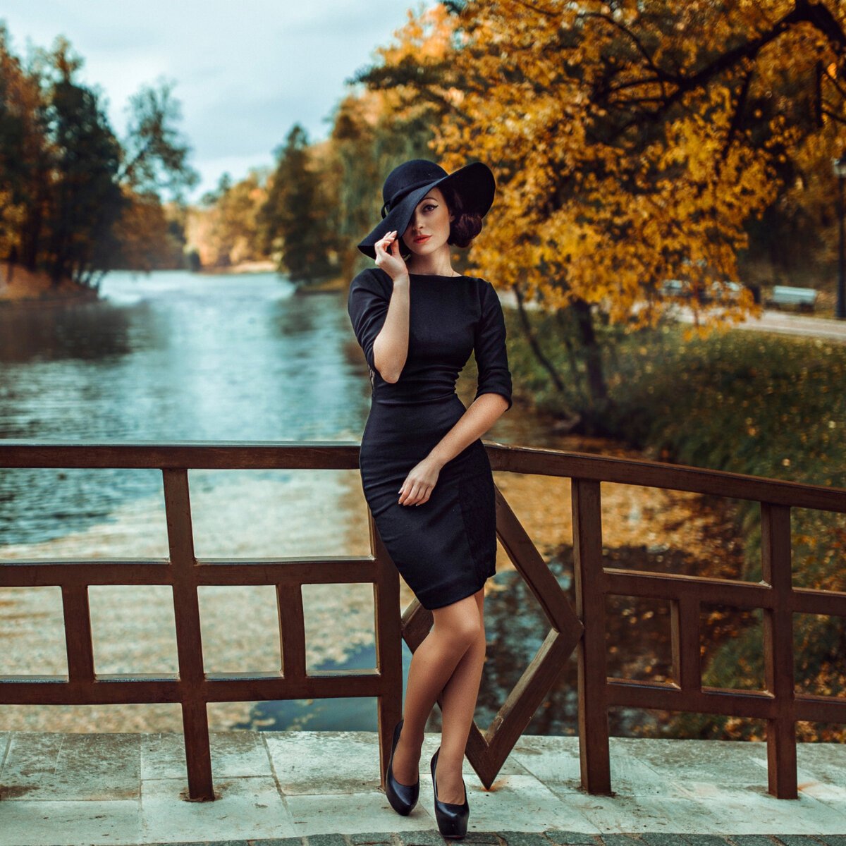 Модель в черном платье
