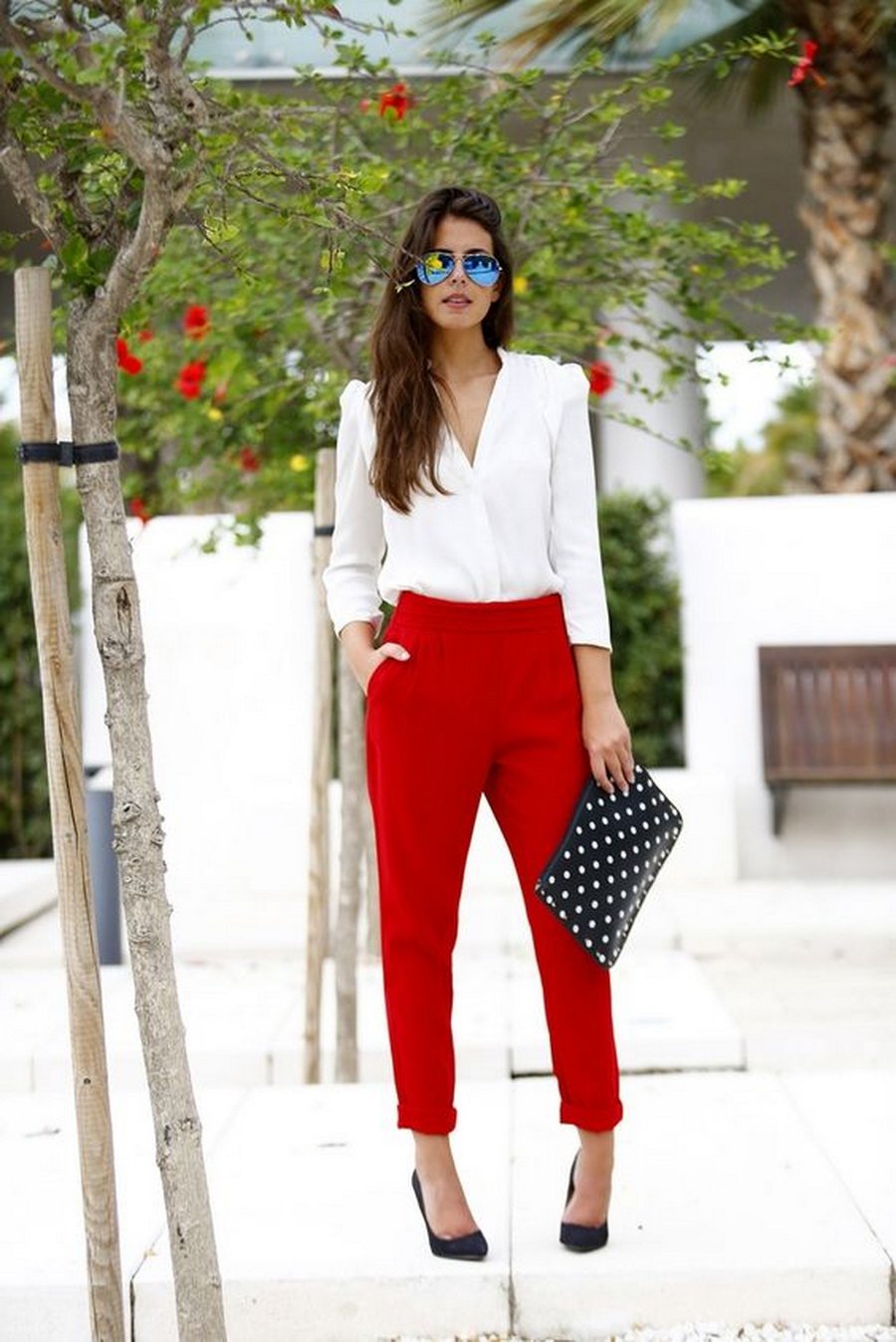 Красные брюки и белая блузка