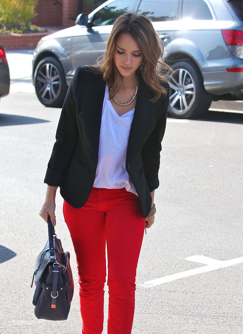 Черные брюки с красным пиджаком