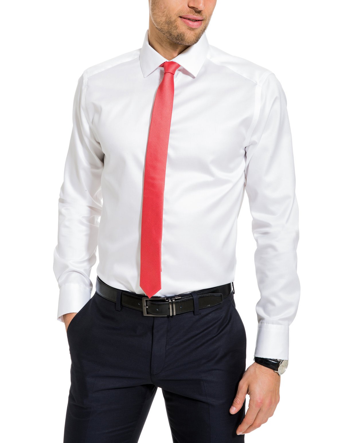 Чёрная рубашка с белым галстуком