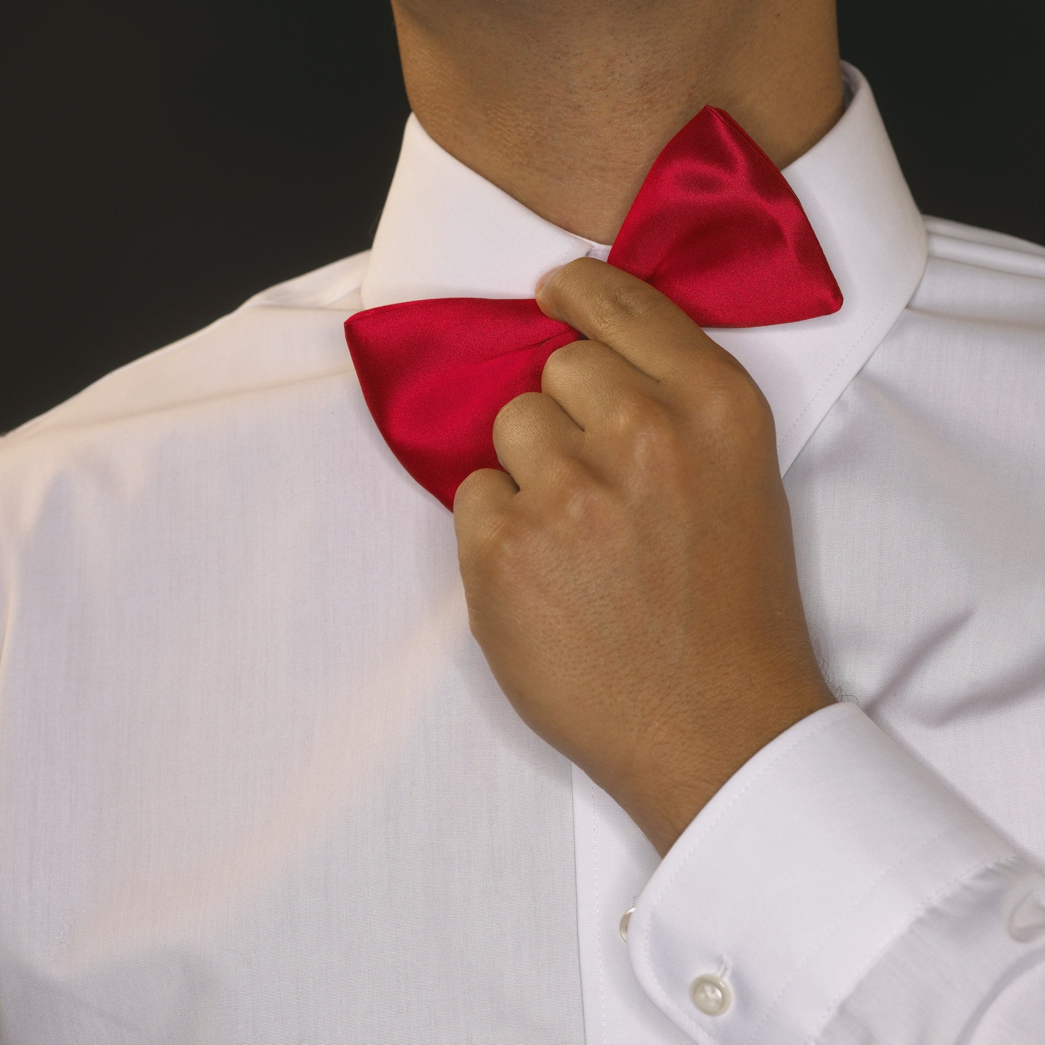 Красный галстук к белой рубашке