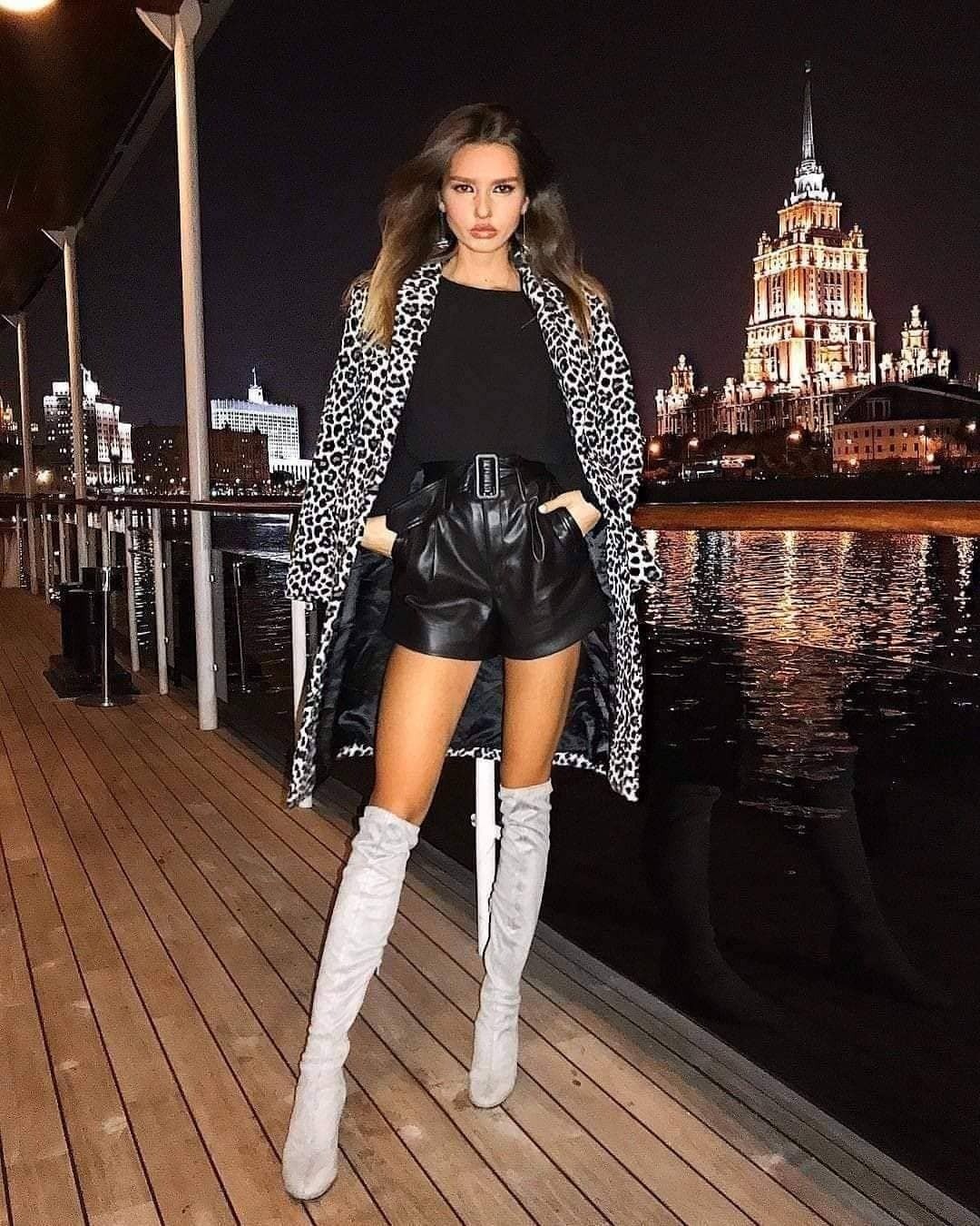 Шорты с длинными сапогами