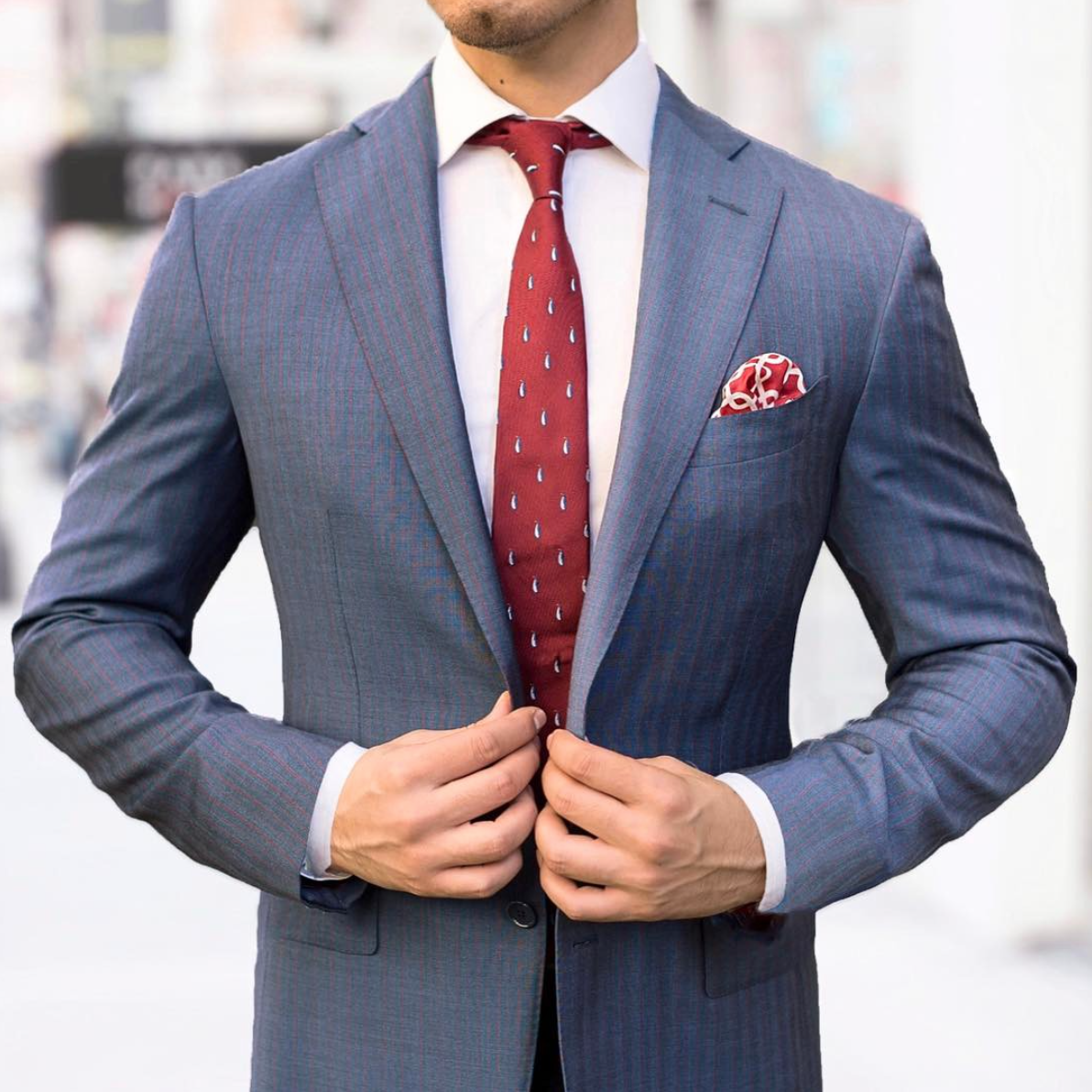 Синий мужской костюм красный галстук