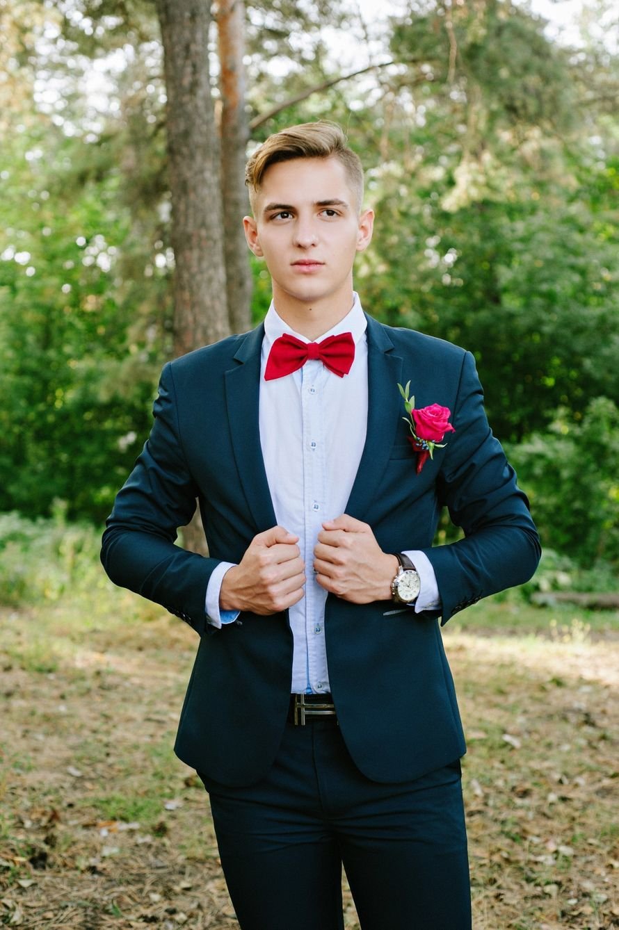 Костюмы свадебные с красным галстуком