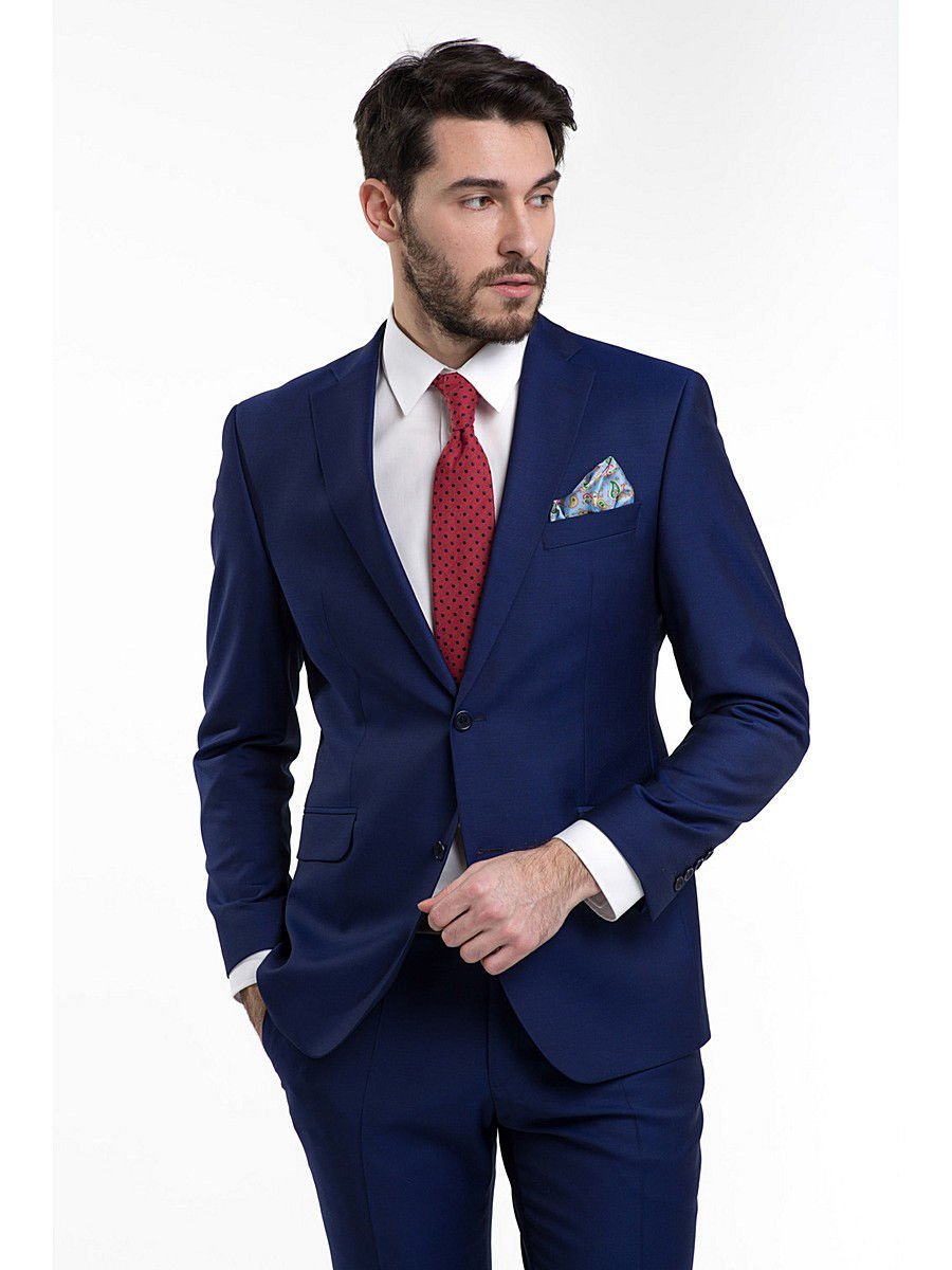 Красный галстук с синим костюмом