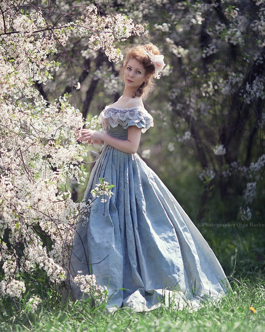 Девушка в платье 19 века