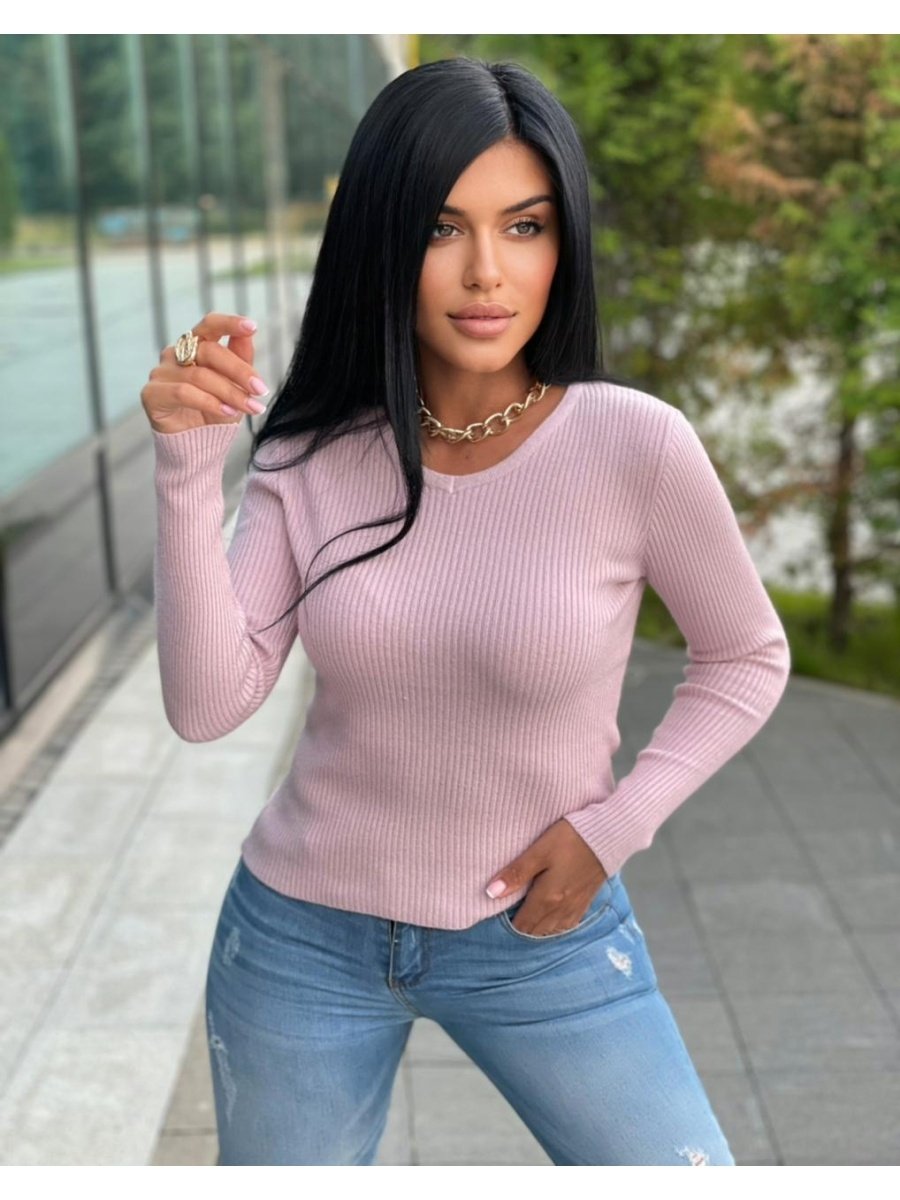 Девушки в кофточках с глубоким декольте