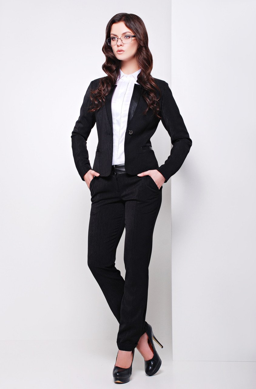 Женский пиджак с чёрными брюками