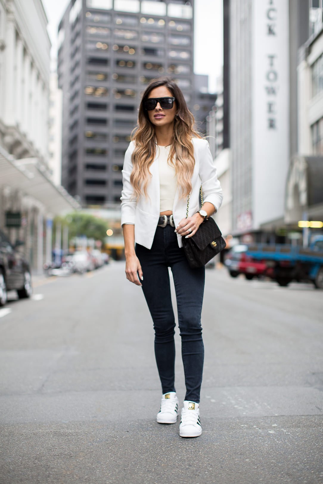 Чёрные джинсы и белые кроссовки женские