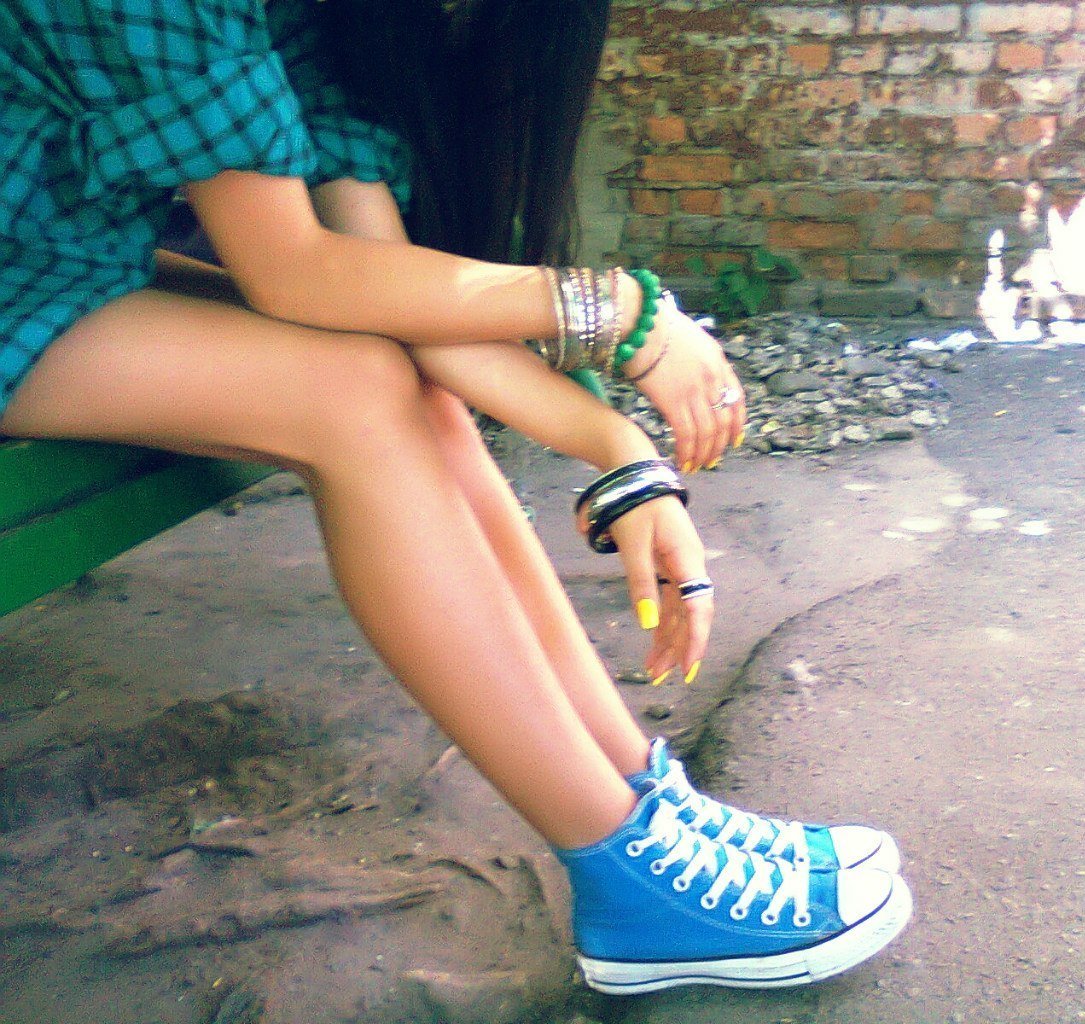 Девушка в Stan Smith