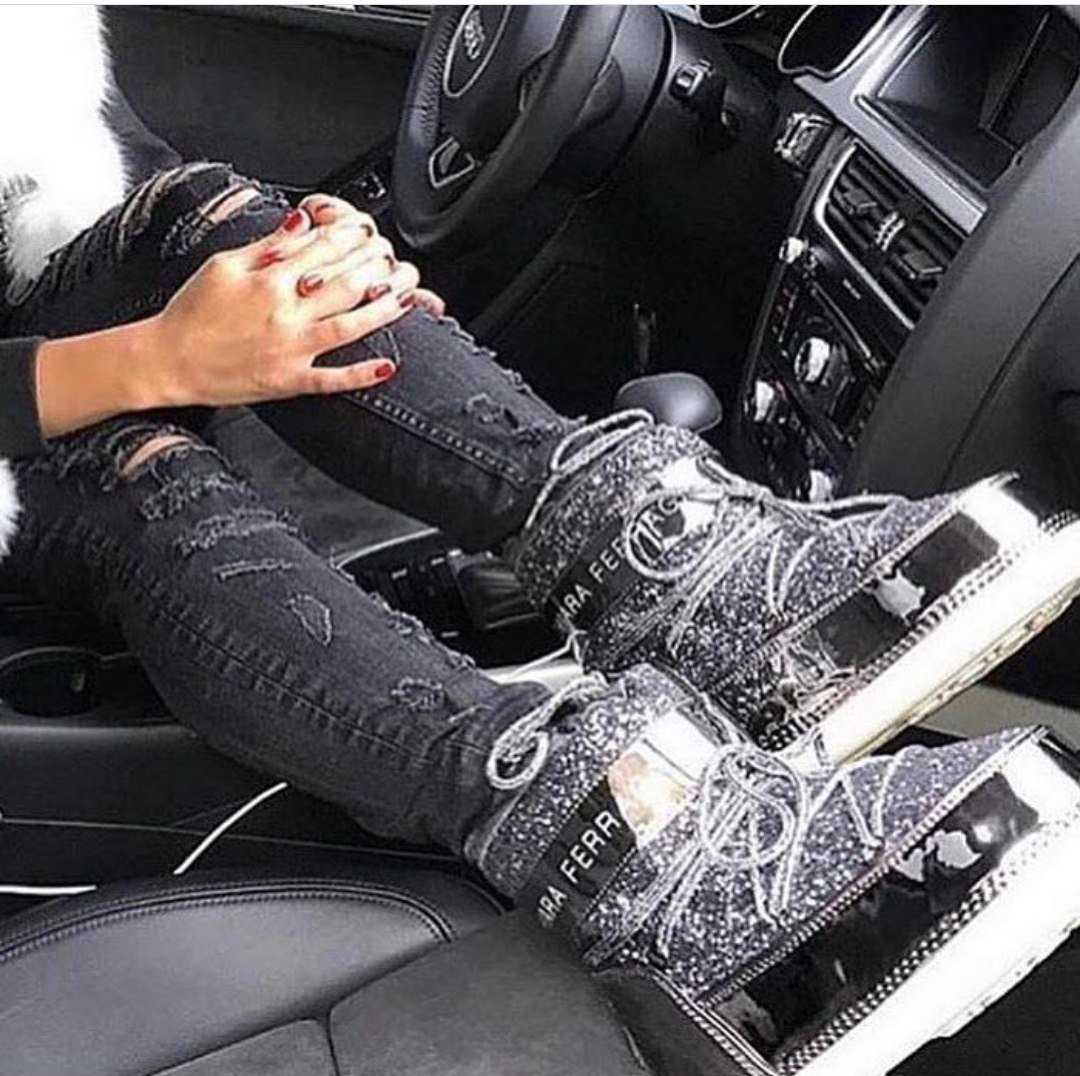 Ноги девушки в машине зимой