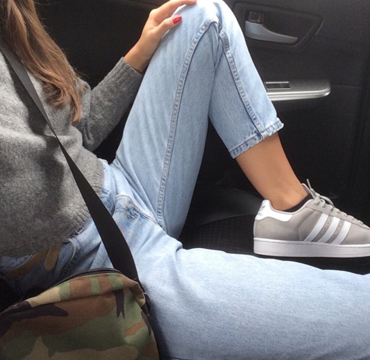Девушка в джинсах и кроссовках