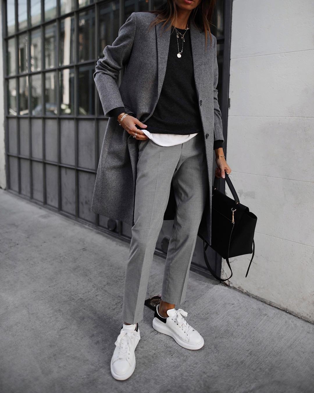 Черные брюки с белыми кроссовками - 70 фото