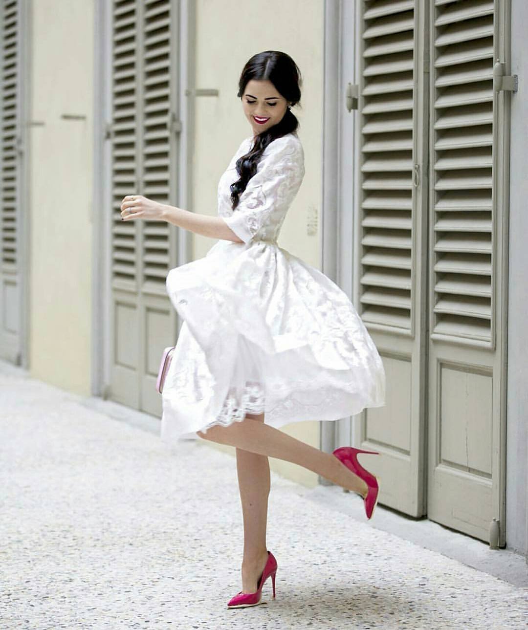 Белое платье с красными туфлями