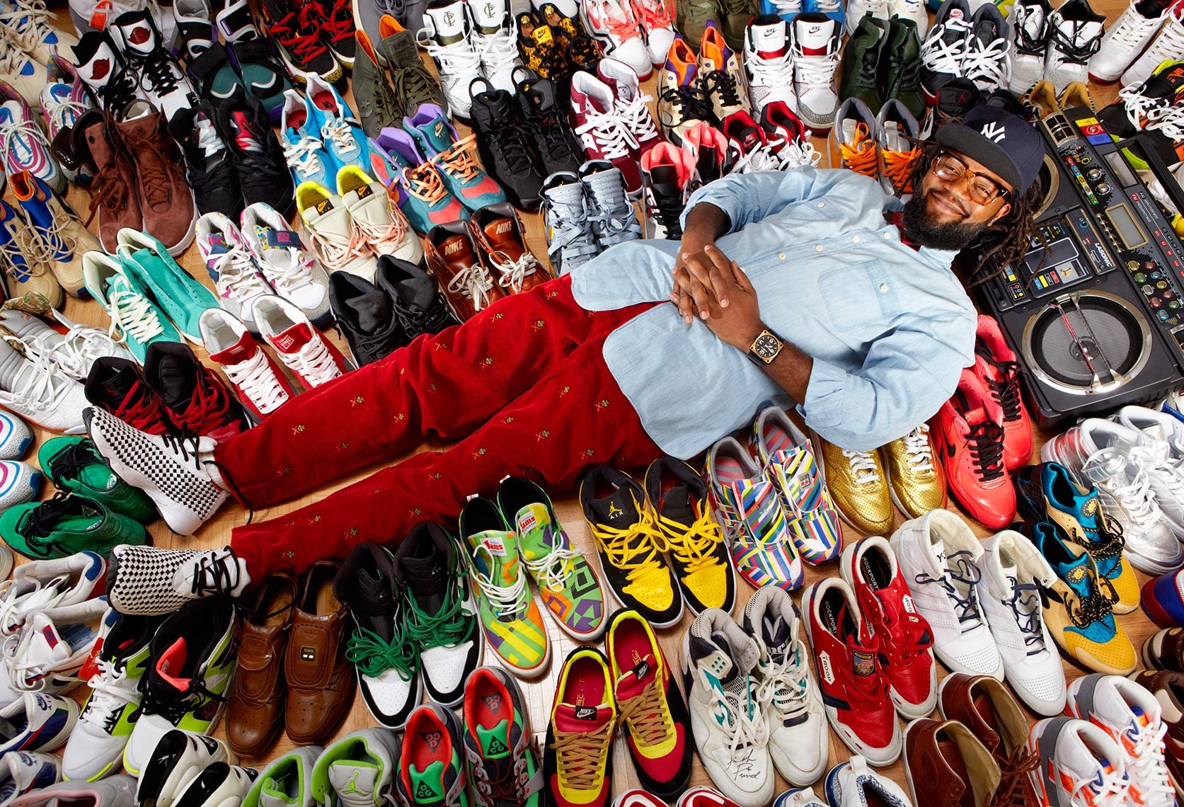 Рынок спортивной обуви. Кроссовки много. Коллекция кроссовок. Необычные кроссовки. Много обуви.