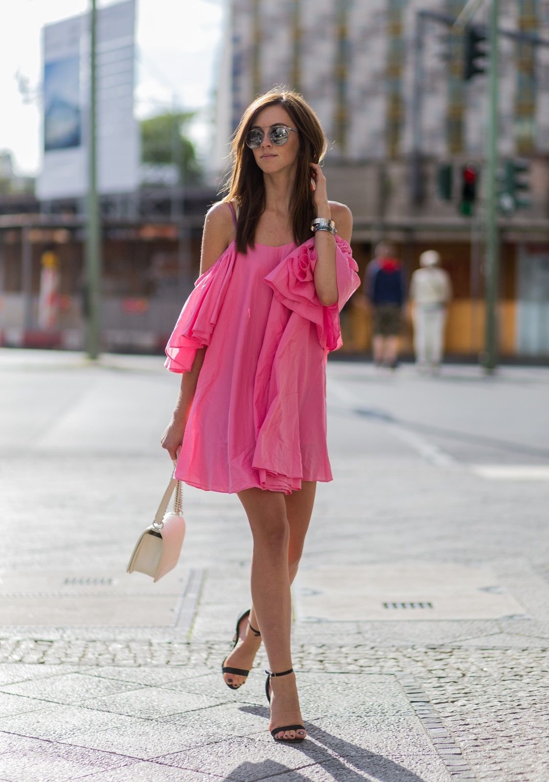 Розовое платье и нейтральные аксессуары никогда не выходили из моды