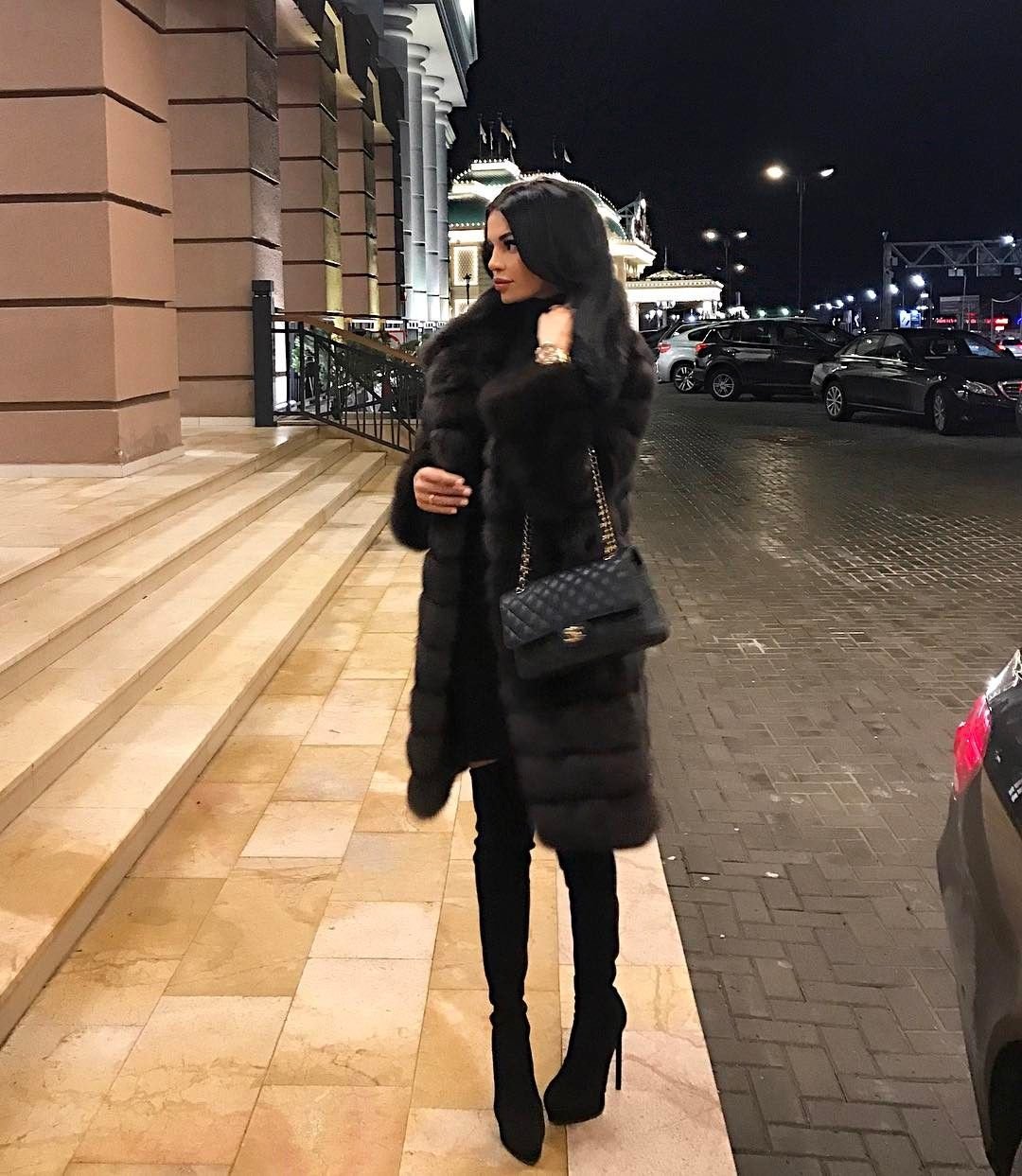 Женщины в шубах и сапогах