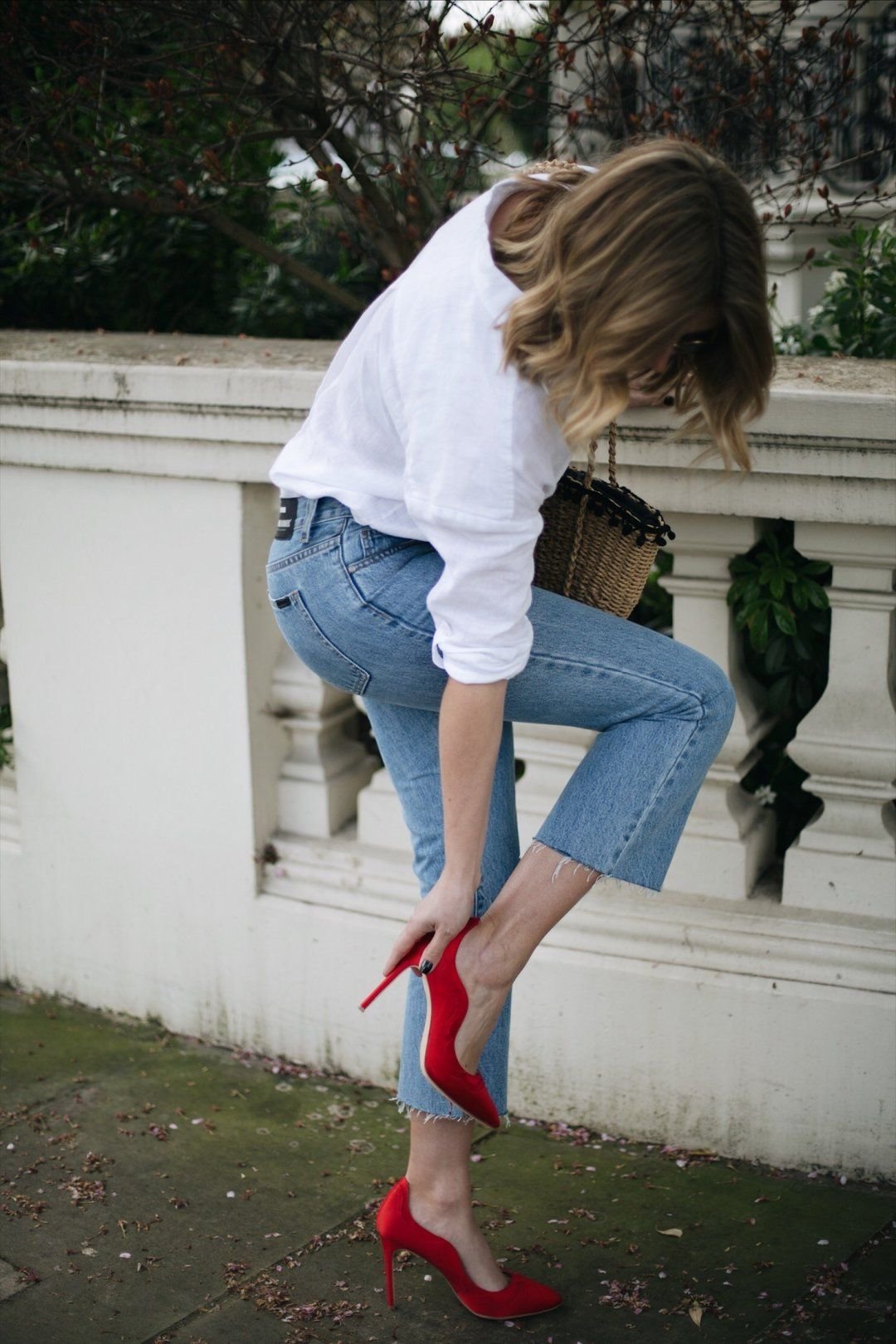 Голубые джинсы и красные туфли