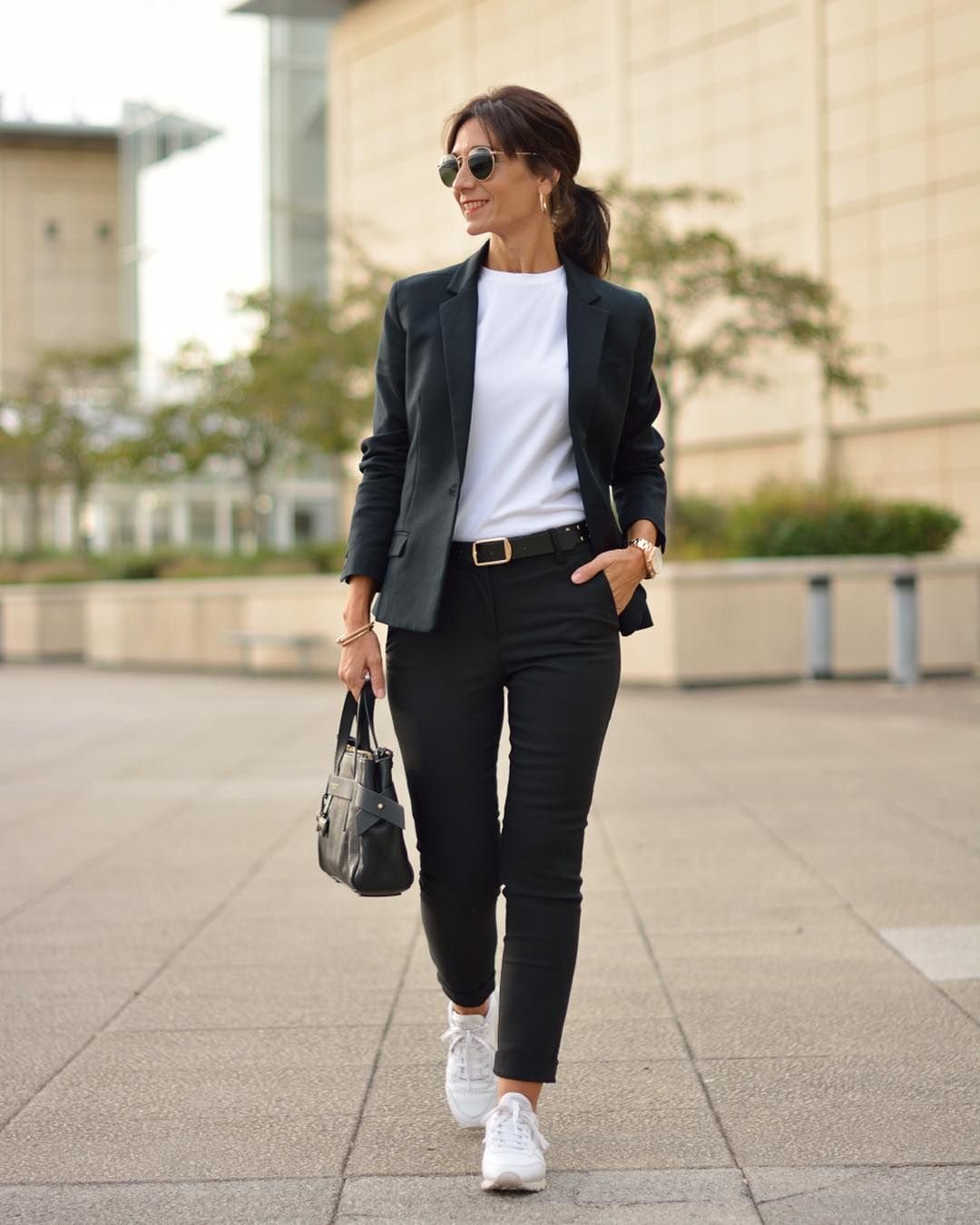 Черный пиджак с кроссовками - 67 фото