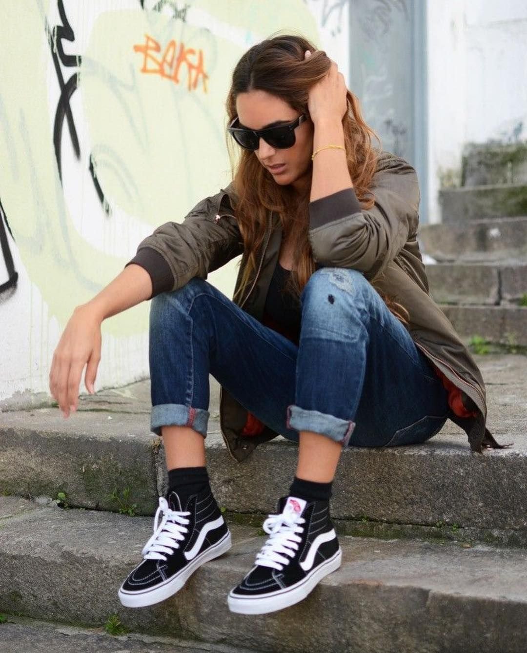 Hi look. Vans sk8 Hi outfit. Vans sk8 Hi лук. Кеды Ванс sk8-Hi с джинсами. Девушка в vans sk8 Hi.