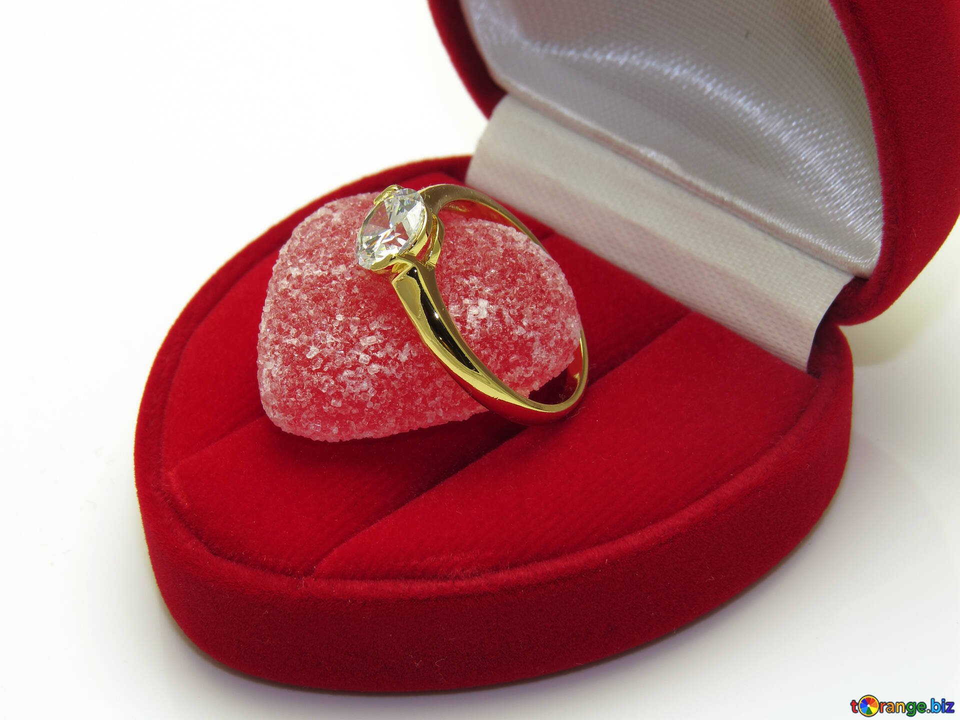 Какое кольцо дарят девушке. Кольцо для предложения. Обручальное кольцо в коробочке. Красивая коробочка для кольца. Кольцо для предложения девушке.