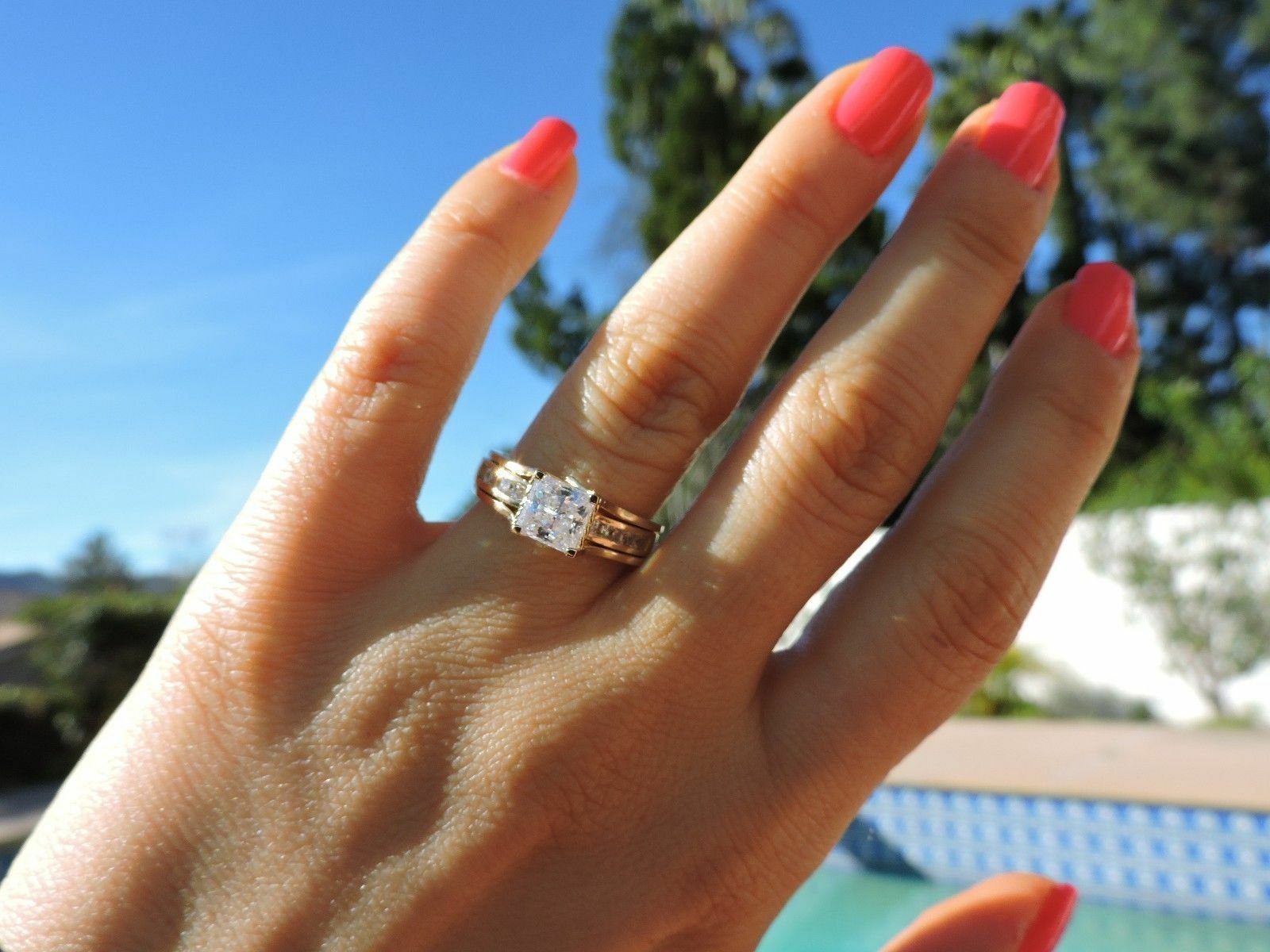 Почему стоит кольцо. Золотое кольцо на пальце. Помолвочное кольцо. Красивые помолвочные кольца. Красивое кольцо на пальце.