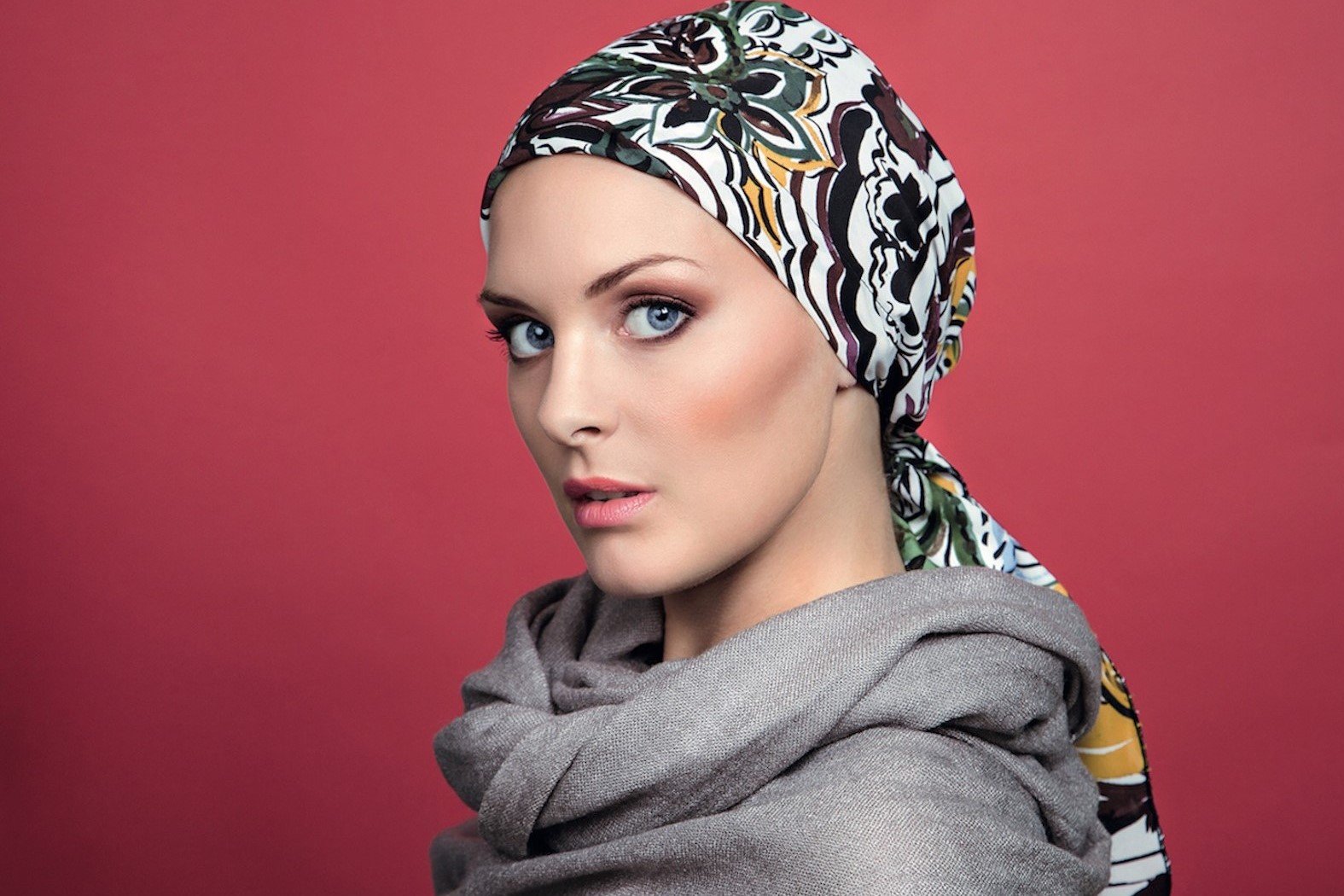 Красивые косынки на голову. Платок на голову. Кашемировый платок на голову. Платки на голову для женщин. Платок шарф на голову.