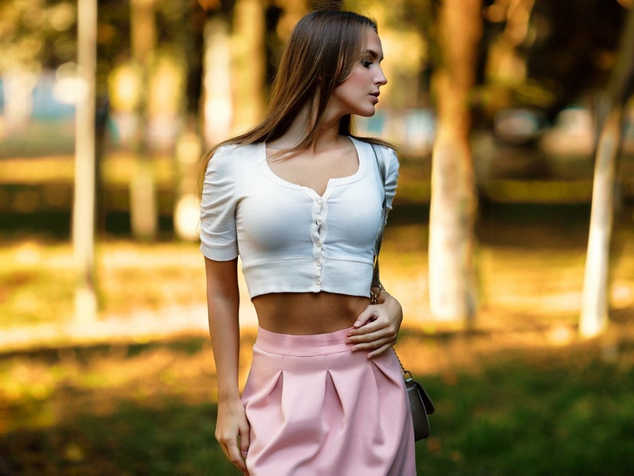 Девушка в блузке