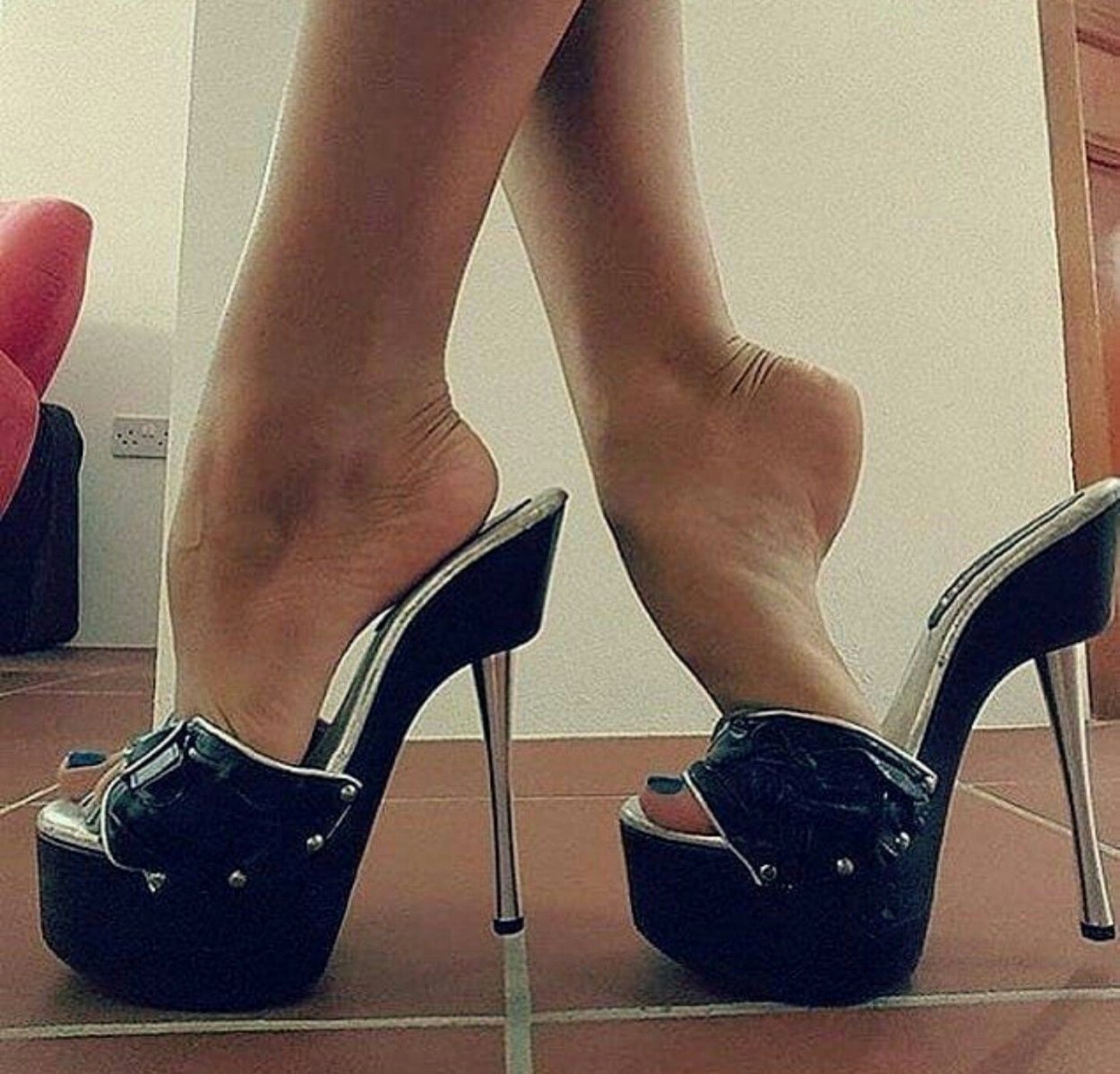 Ноги в сабо на высоком каблуке